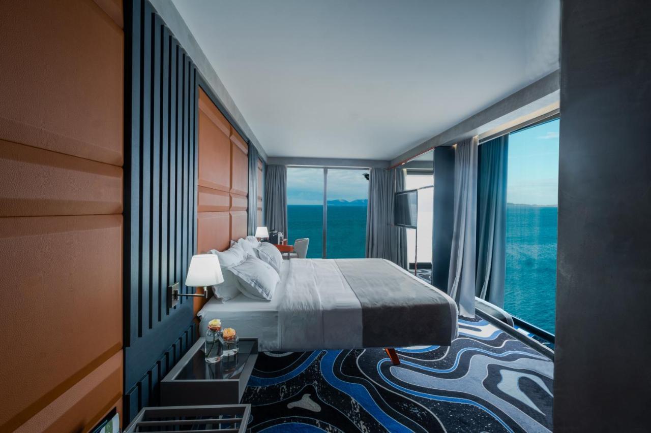 Maritim Marina Bay Resort Spa & Casino Adult Friendly Vlorë Esterno foto A bedroom in a Sky Suite