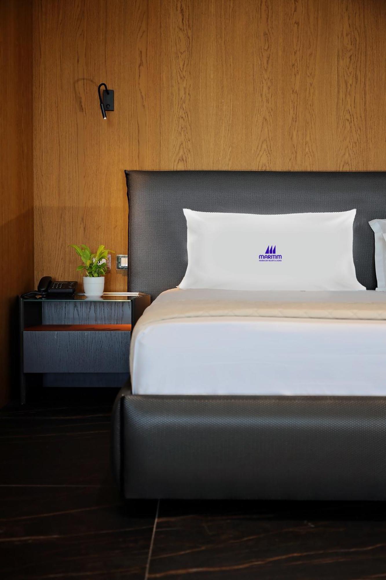 Maritim Marina Bay Resort Spa & Casino Adult Friendly Vlorë Esterno foto A pillow with the Maxim logo