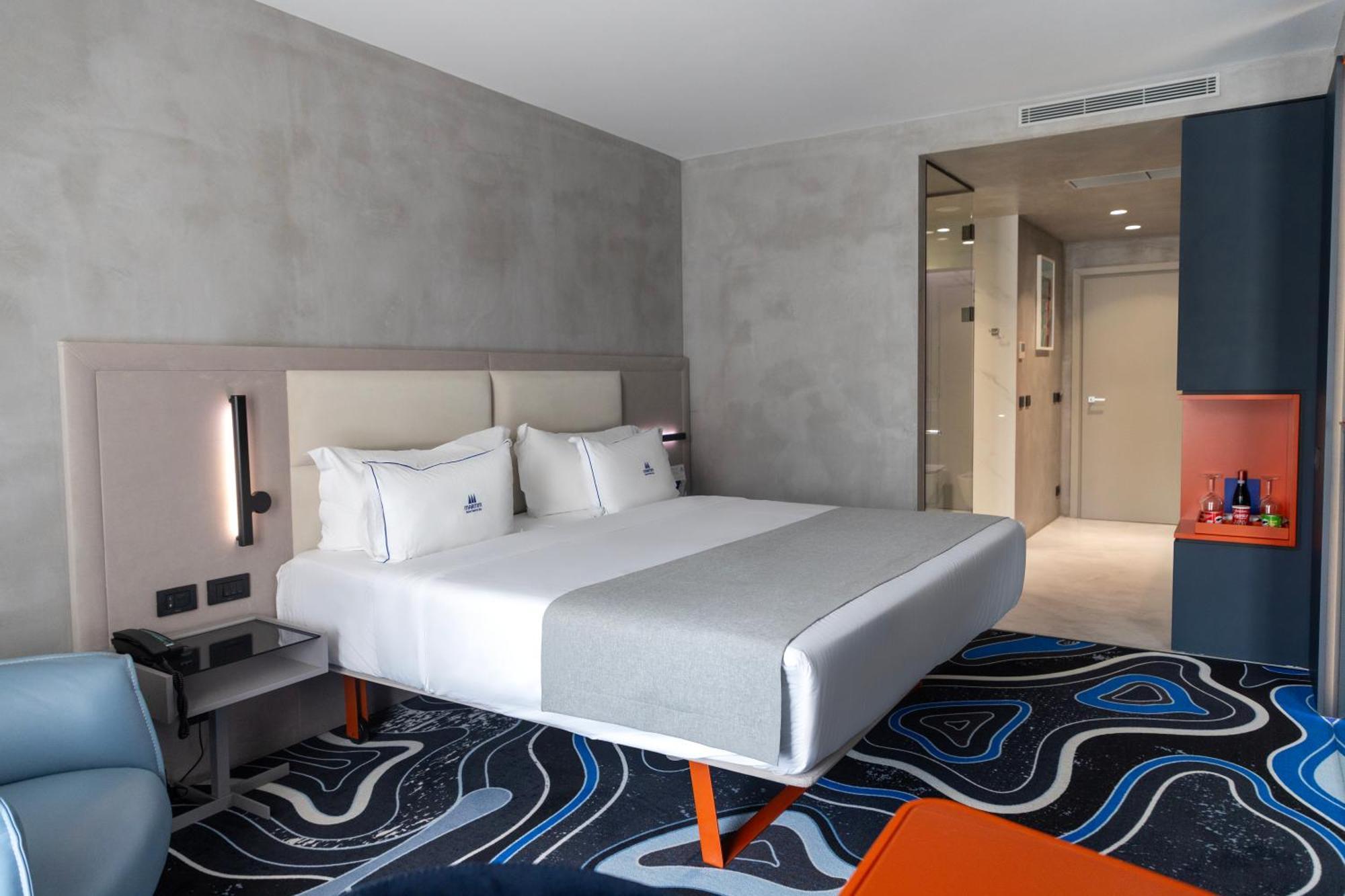 Maritim Marina Bay Resort Spa & Casino Adult Friendly Vlorë Esterno foto A room at the hotel