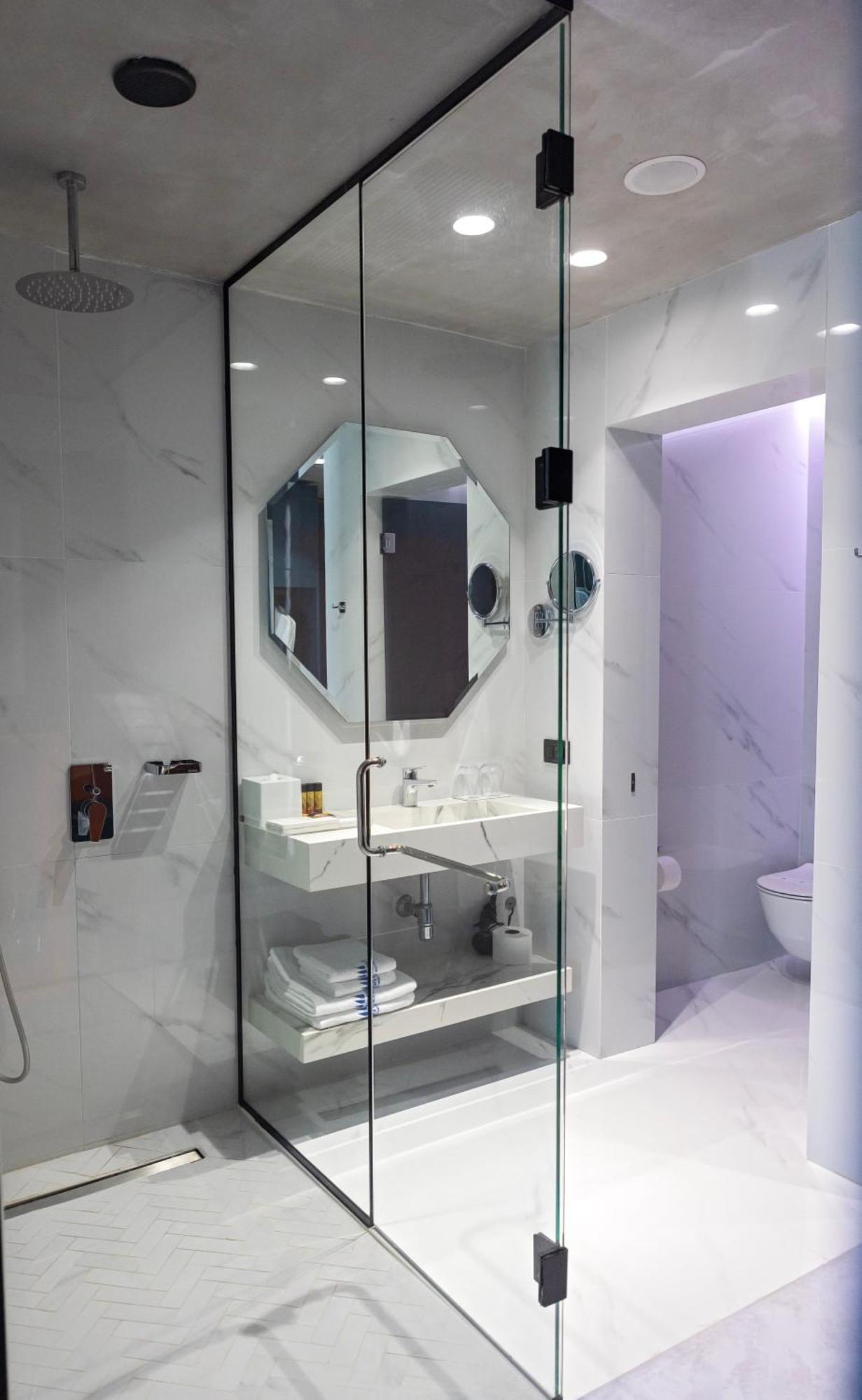 Maritim Marina Bay Resort Spa & Casino Adult Friendly Vlorë Esterno foto A bathroom in a hotel