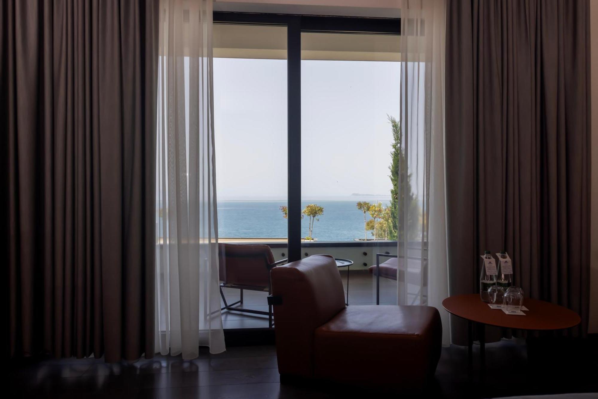 Maritim Marina Bay Resort Spa & Casino Adult Friendly Vlorë Esterno foto A room at the hotel
