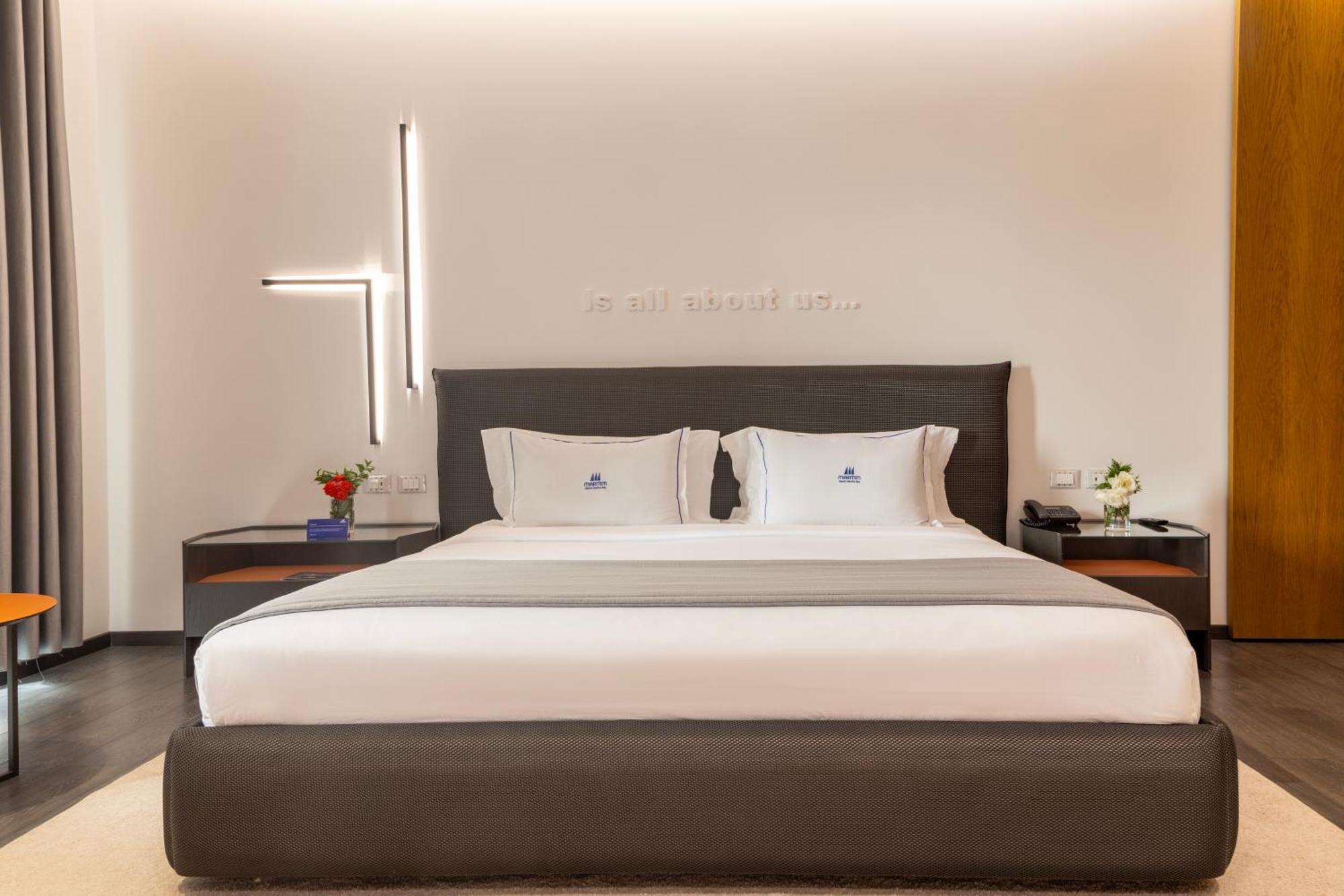 Maritim Marina Bay Resort Spa & Casino Adult Friendly Vlorë Esterno foto A bedroom at the hotel