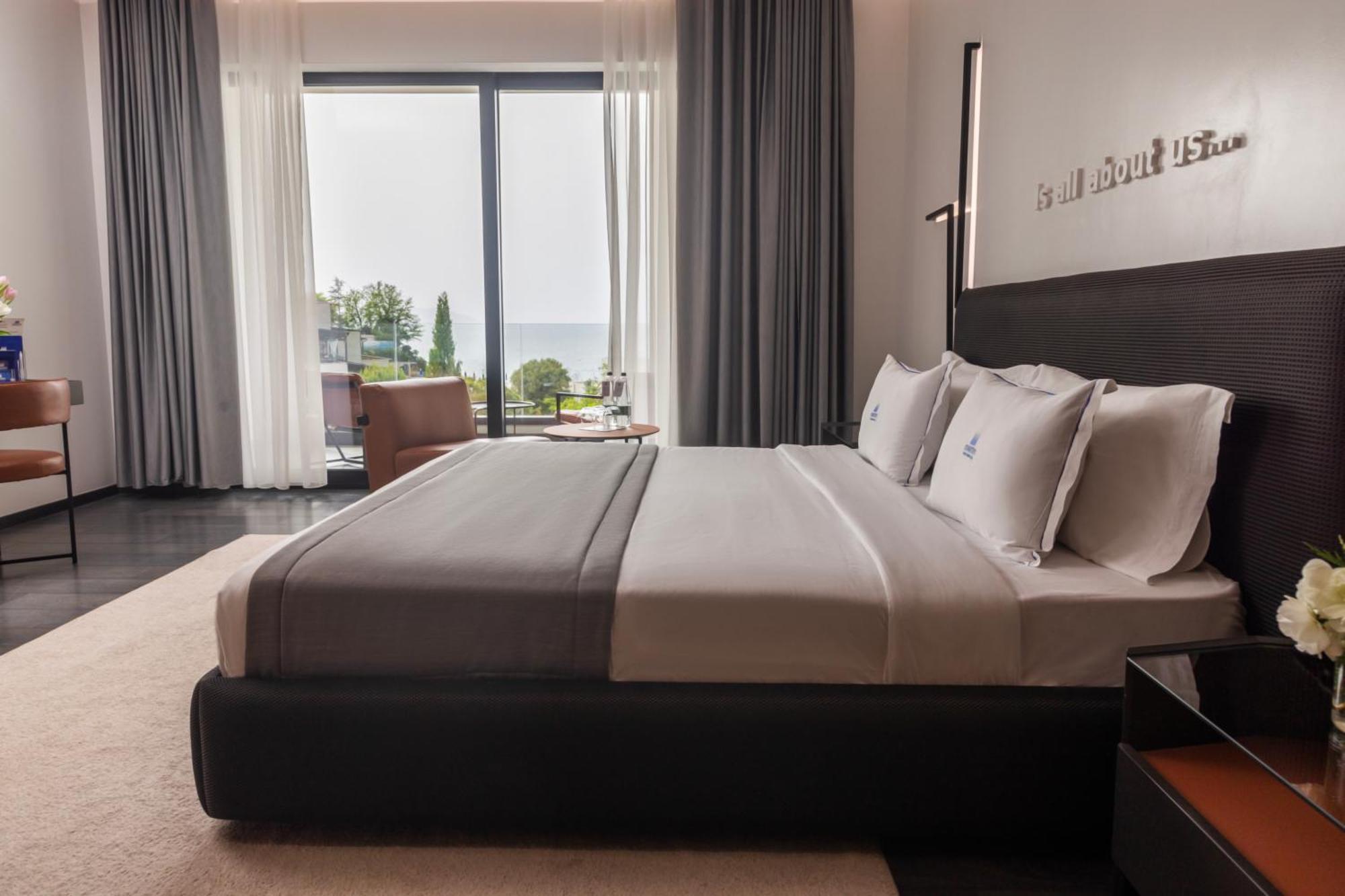 Maritim Marina Bay Resort Spa & Casino Adult Friendly Vlorë Esterno foto A bedroom at the hotel