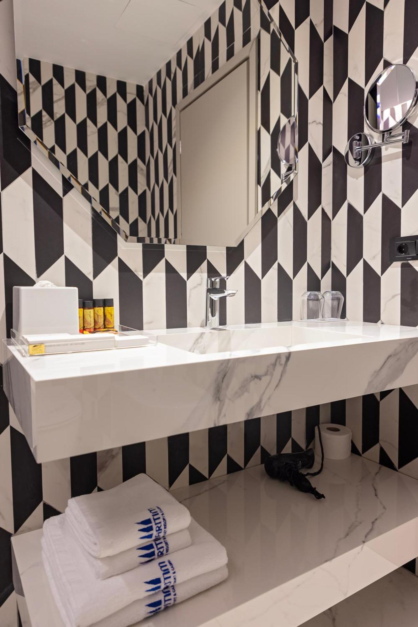 Maritim Marina Bay Resort Spa & Casino Adult Friendly Vlorë Esterno foto Bathroom