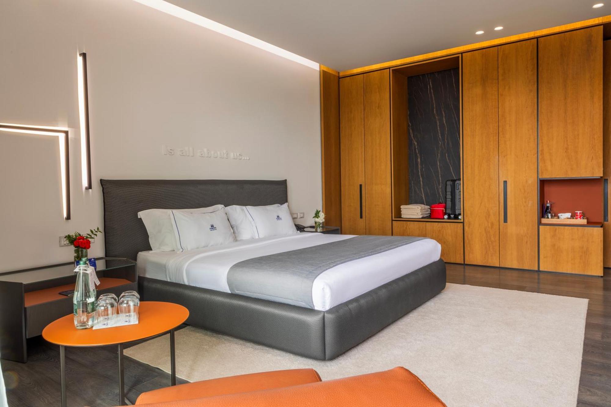Maritim Marina Bay Resort Spa & Casino Adult Friendly Vlorë Esterno foto A bedroom at the hotel