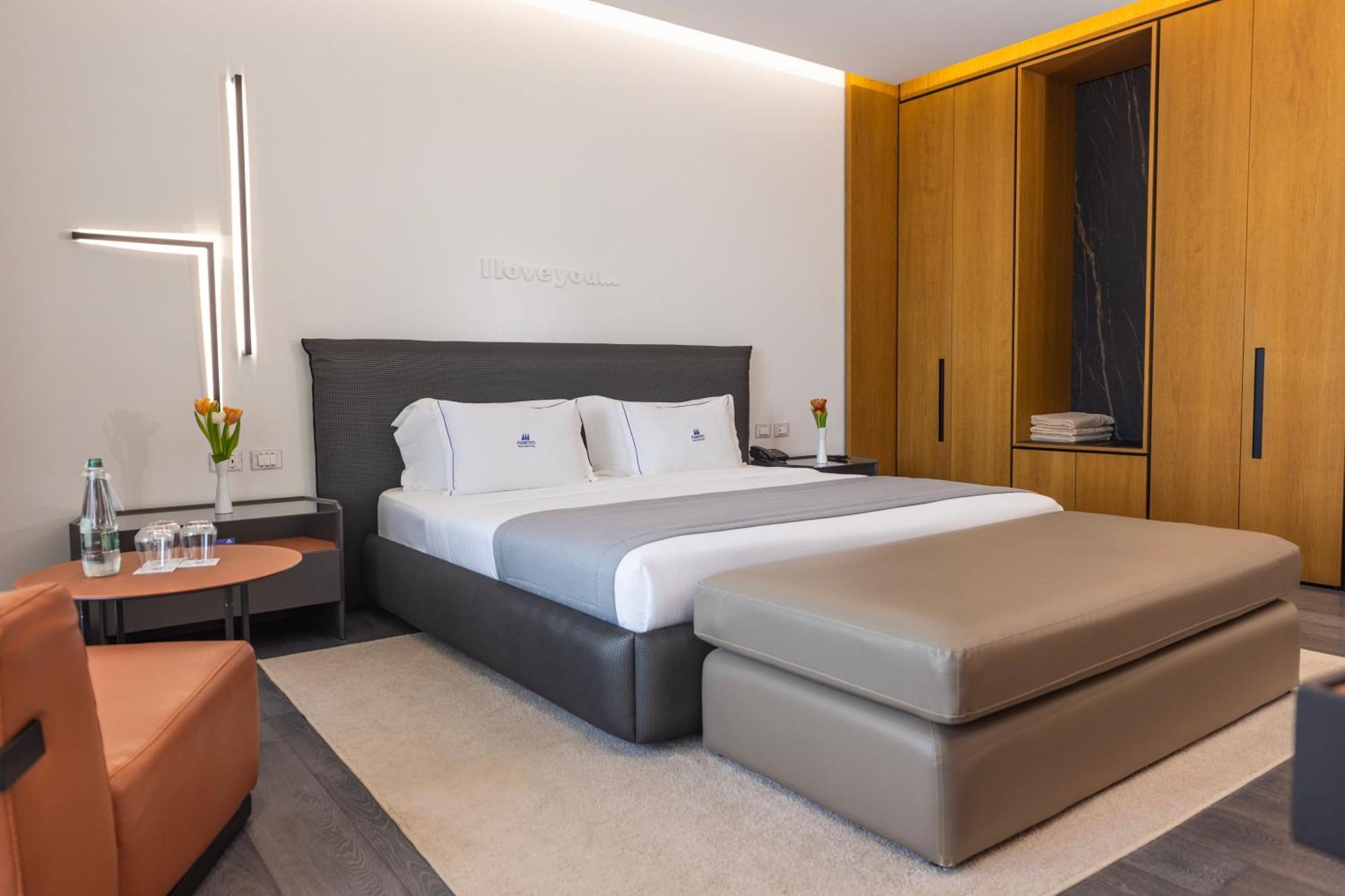 Maritim Marina Bay Resort Spa & Casino Adult Friendly Vlorë Esterno foto A bedroom at the hotel