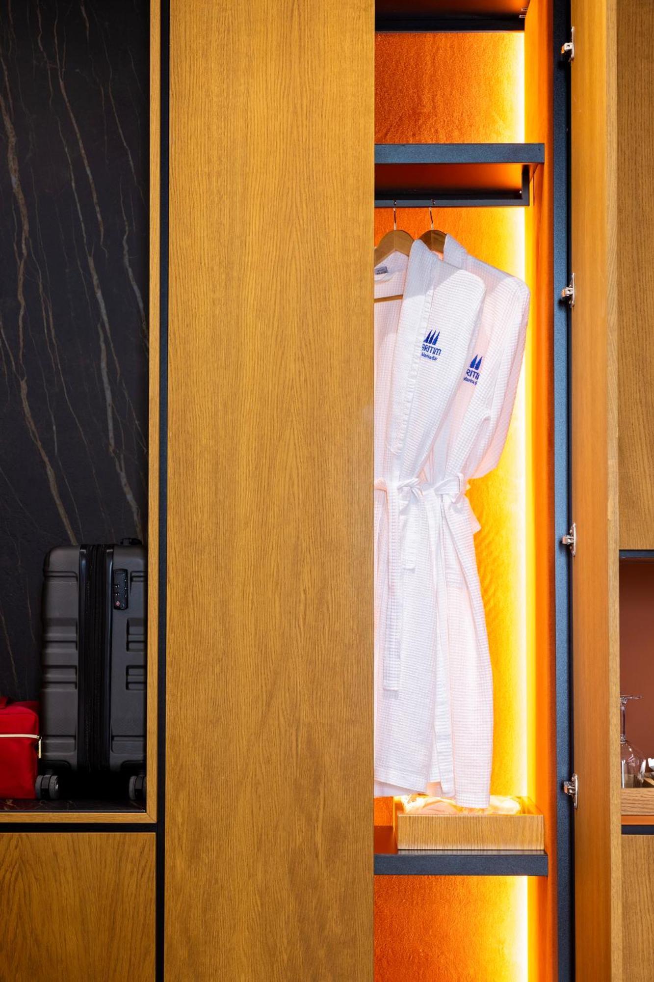 Maritim Marina Bay Resort Spa & Casino Adult Friendly Vlorë Esterno foto A bathrobe hanging on a door