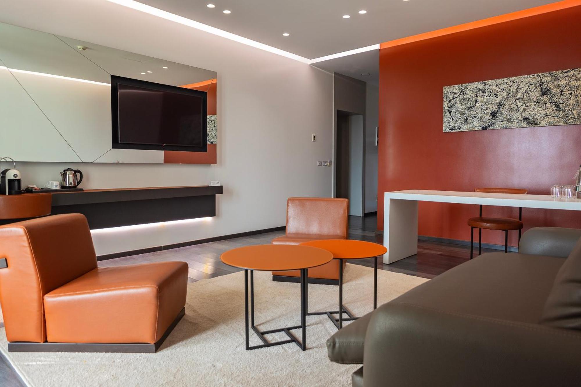 Maritim Marina Bay Resort Spa & Casino Adult Friendly Vlorë Esterno foto A suite at the airport