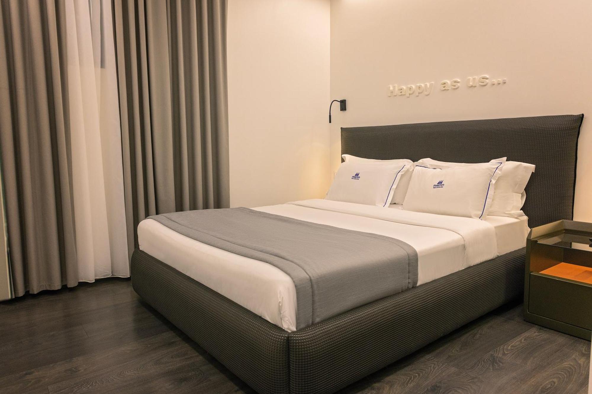 Maritim Marina Bay Resort Spa & Casino Adult Friendly Vlorë Esterno foto A room at the hotel