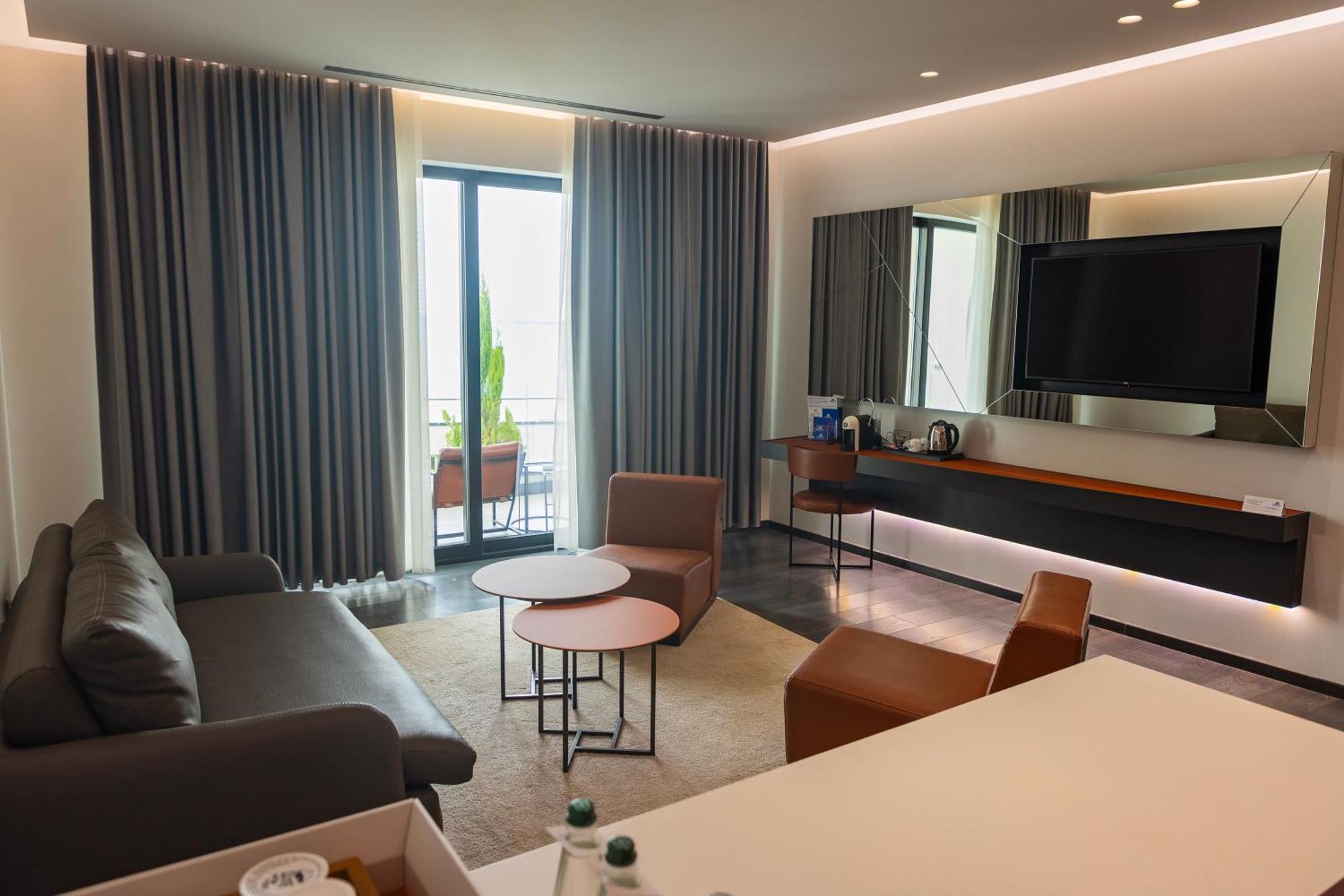 Maritim Marina Bay Resort Spa & Casino Adult Friendly Vlorë Esterno foto A suite at the hotel