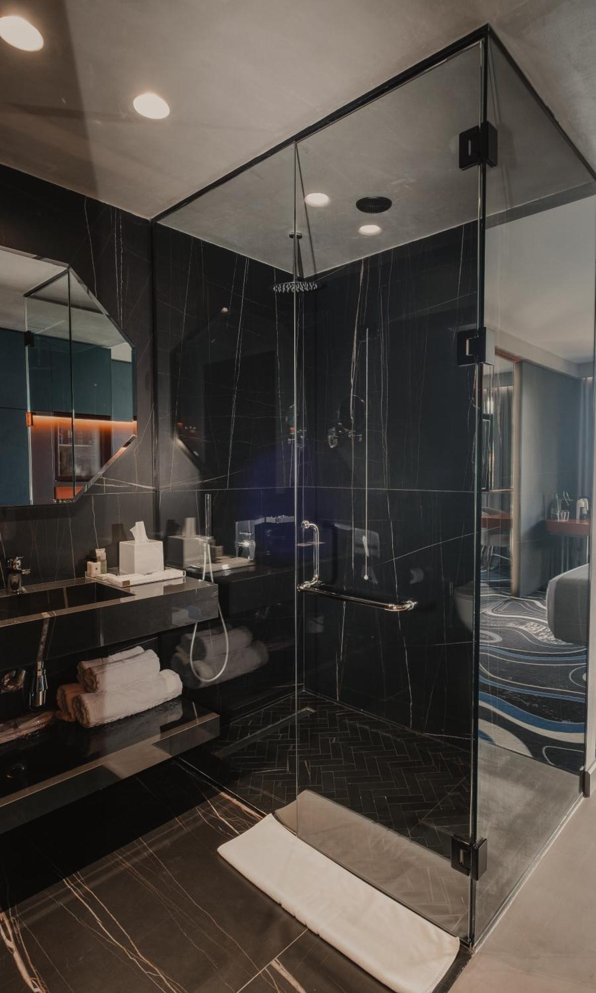 Maritim Marina Bay Resort Spa & Casino Adult Friendly Vlorë Esterno foto A shower enclosure