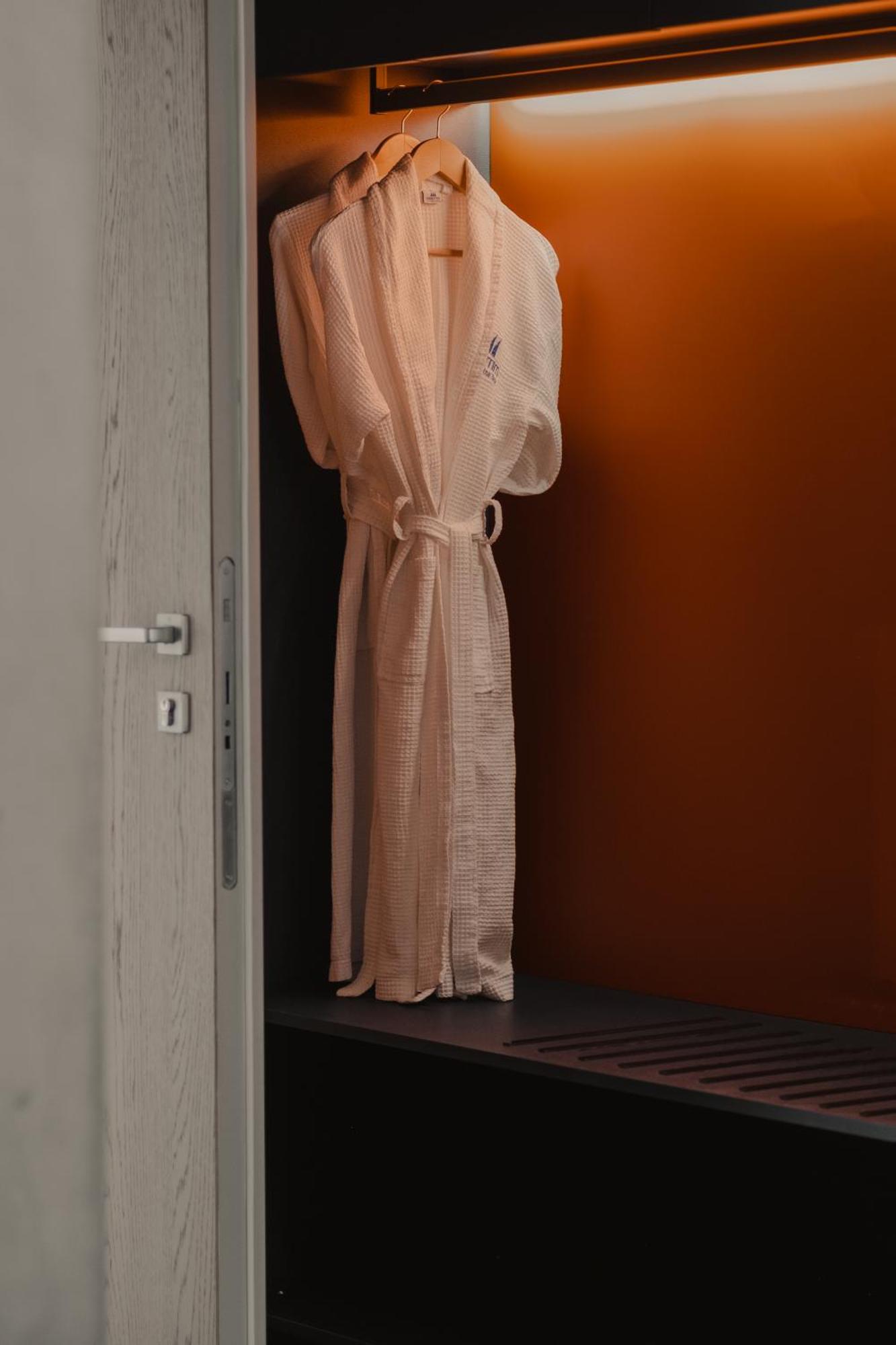 Maritim Marina Bay Resort Spa & Casino Adult Friendly Vlorë Esterno foto A bathrobe hanging on a door