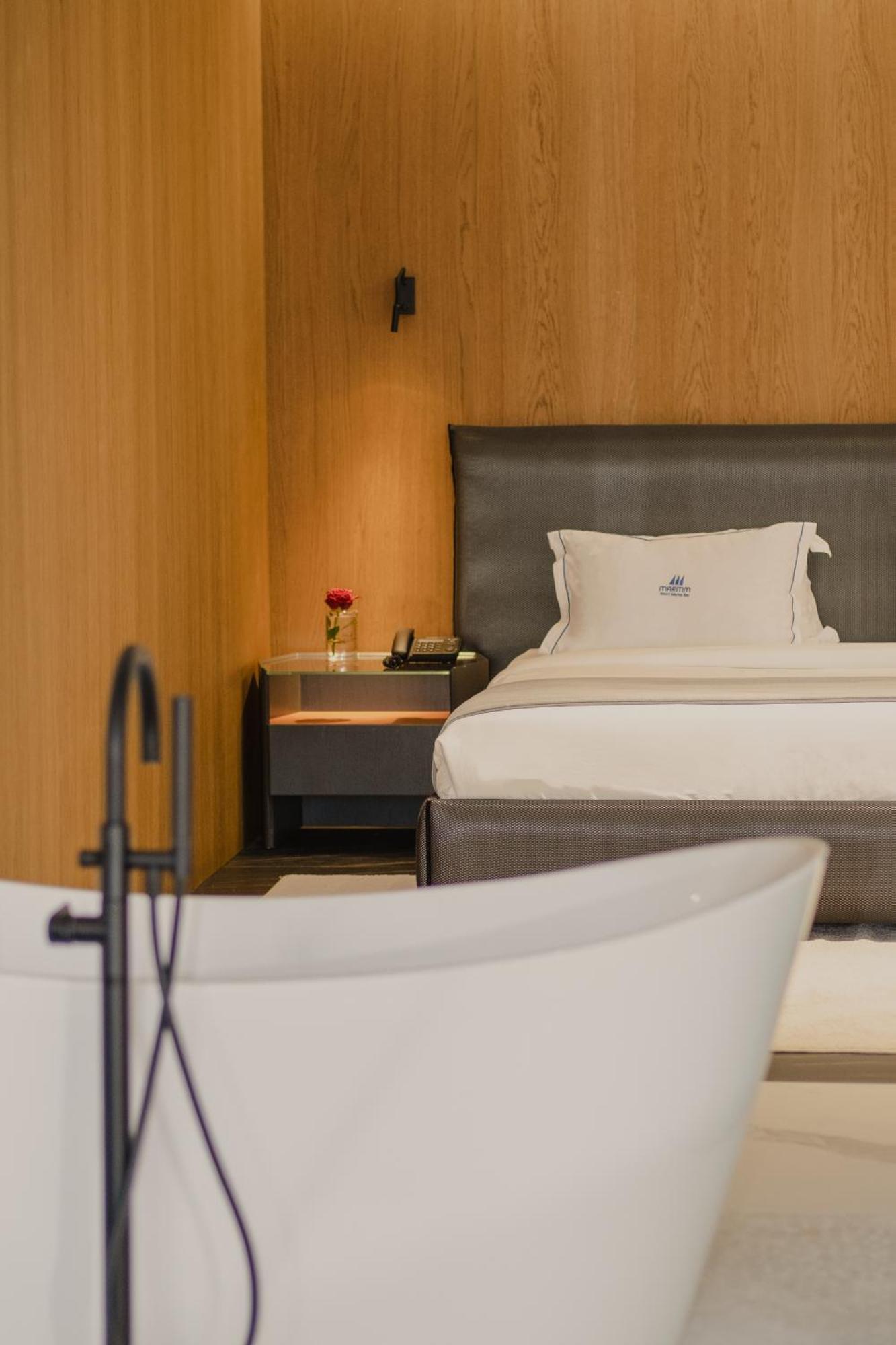 Maritim Marina Bay Resort Spa & Casino Adult Friendly Vlorë Esterno foto A room at the hotel