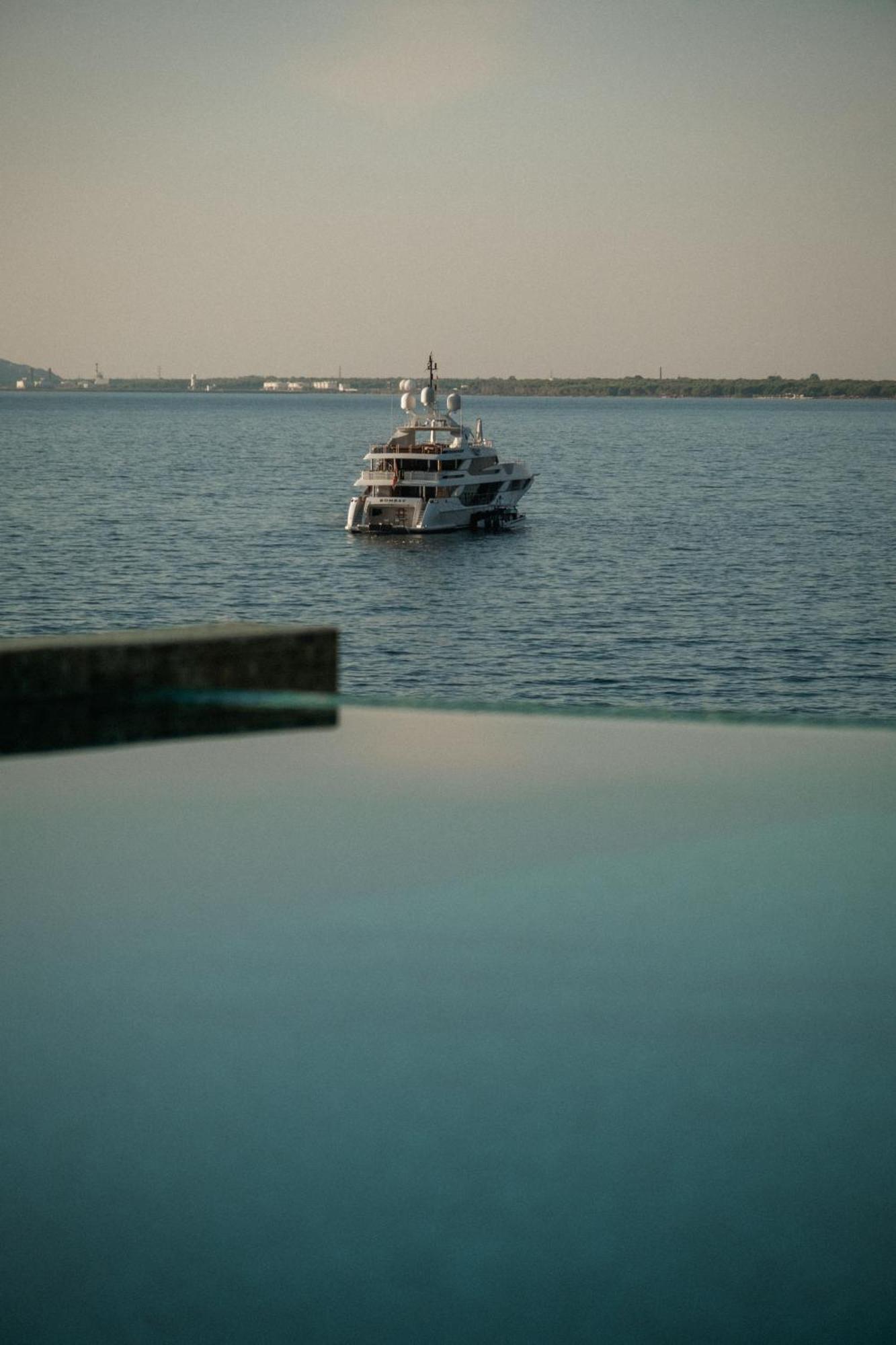 Maritim Marina Bay Resort Spa & Casino Adult Friendly Vlorë Esterno foto A yacht at the port of Marina di Pisa