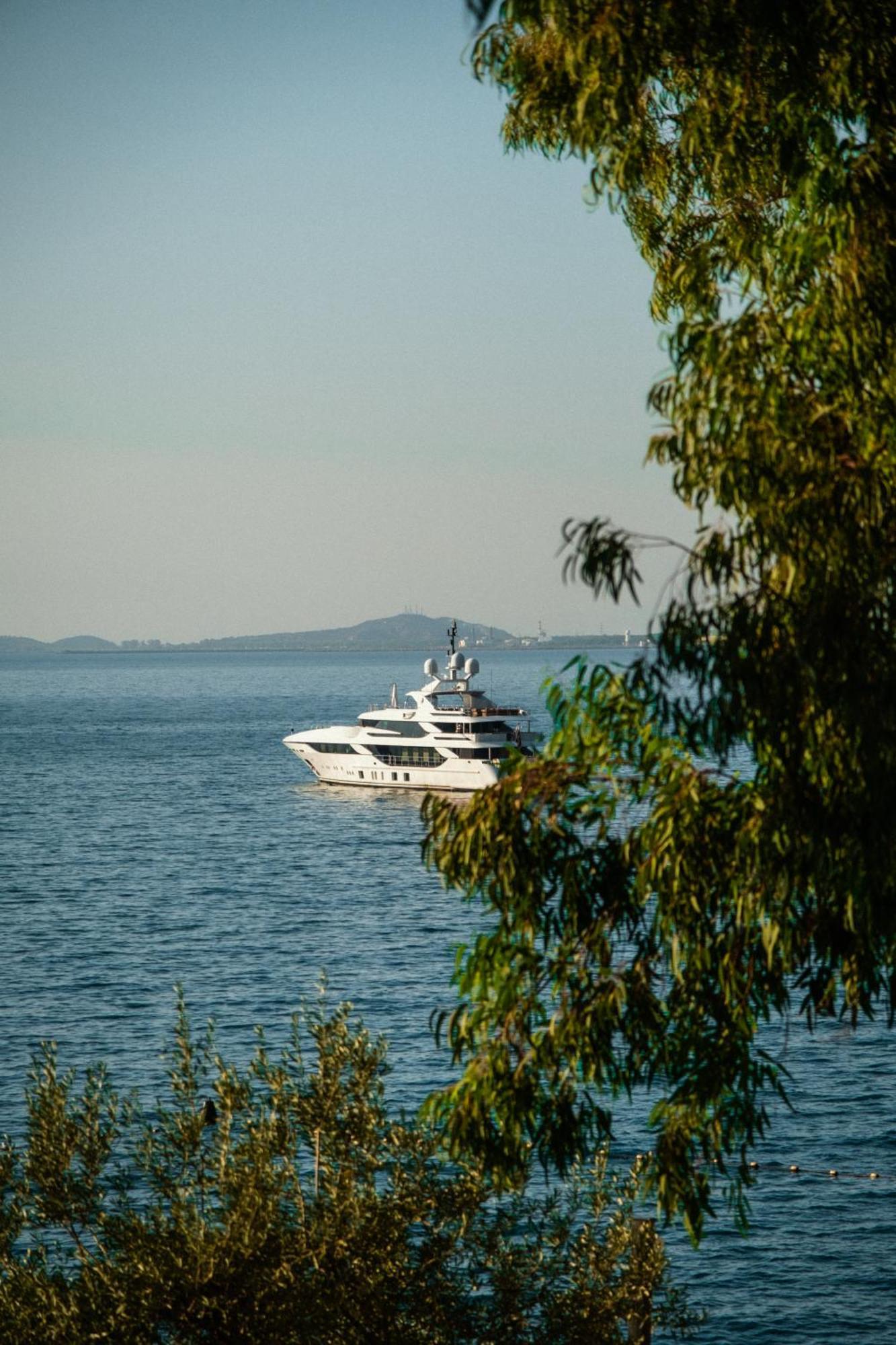 Maritim Marina Bay Resort Spa & Casino Adult Friendly Vlorë Esterno foto A yacht in the Gulf of Saint-Tropez
