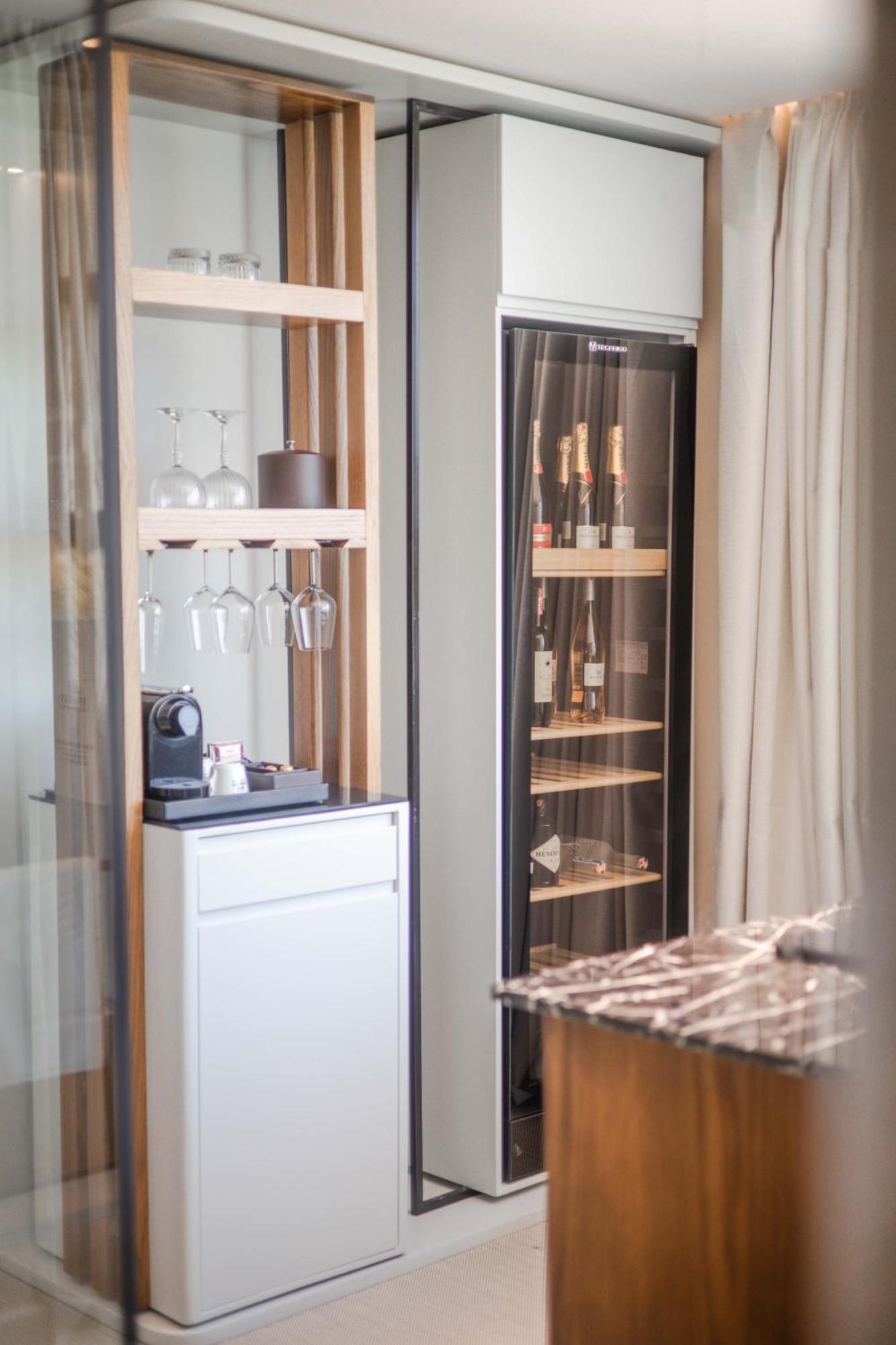 Maritim Marina Bay Resort Spa & Casino Adult Friendly Vlorë Esterno foto A wine refrigerator