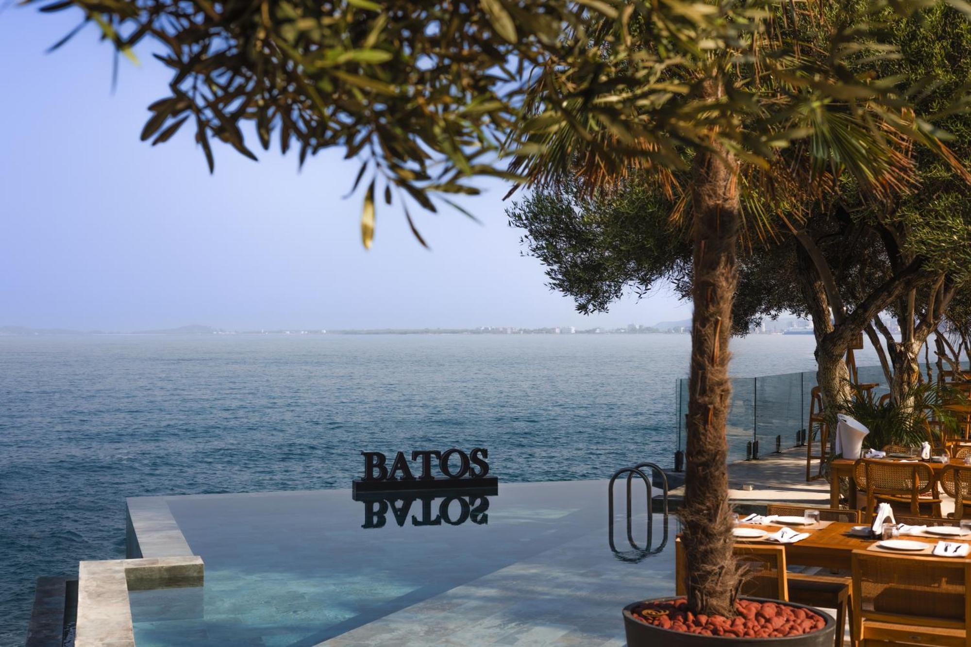 Maritim Marina Bay Resort Spa & Casino Adult Friendly Vlorë Esterno foto The pool at the hotel