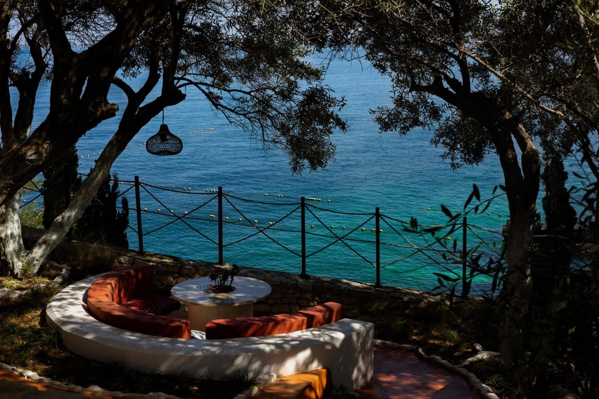 Maritim Marina Bay Resort Spa & Casino Adult Friendly Vlorë Esterno foto A view of the sea from the restaurant